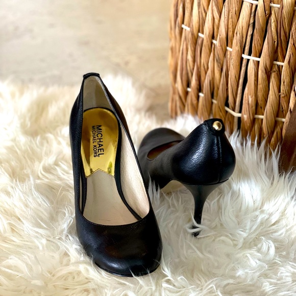 Michael Kors black leather heels. - Picture 5 of 6